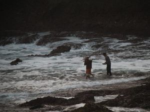 Jelang Malam 1 Suro, Warga Wonogiri Larung Kepala Sapi di Pantai Sembukan Jelang Malam 1 Suro, Warga Wonogiri Larung Kepala Sapi di Pantai Sembukan