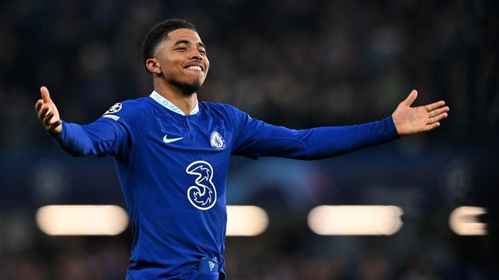 Chelsea's French defender Wesley Fofana applauds the fans following during the UEFA Champions League round of 16 second-leg football match between Chelsea and Borrusia Dortmund at Stamford Bridge in London on March 7, 2023. Chelsea won the match 2-0. (Photo by Glyn KIRK / IKIMAGES / AFP)