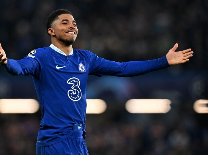Chelsea's French defender Wesley Fofana applauds the fans following during the UEFA Champions League round of 16 second-leg football match between Chelsea and Borrusia Dortmund at Stamford Bridge in London on March 7, 2023. Chelsea won the match 2-0. (Photo by Glyn KIRK / IKIMAGES / AFP)