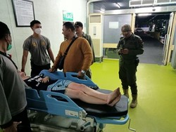 Bule Perempuan yang Mengamuk-Pecahkan Kaca Klinik Diduga Skizofrenia