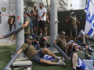 Aksi Demonstran Saling Merantai Diri di Markas Kemenhan Israel