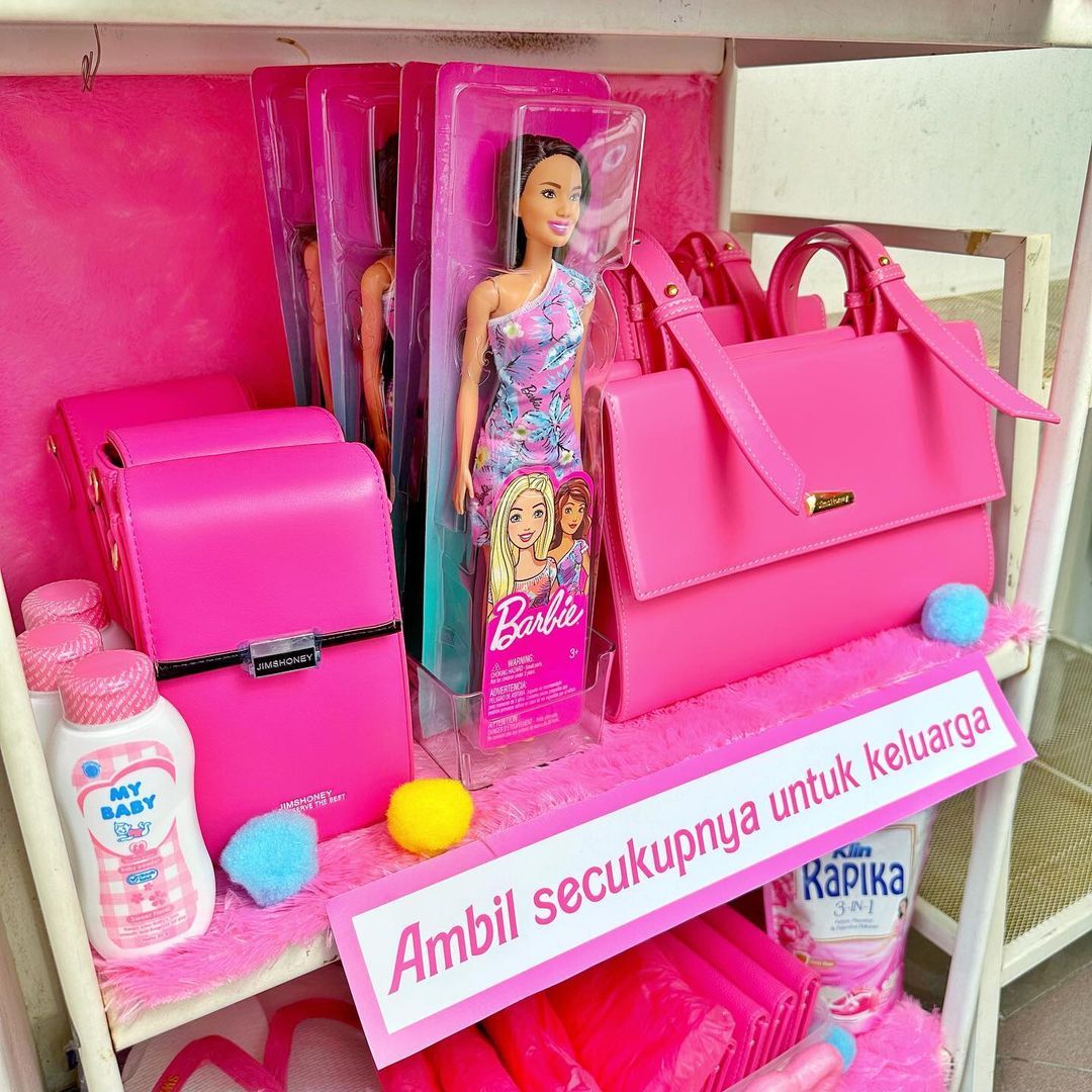 Aulion ikut tren Barbie dengan bagikan jajanan serba pink untuk kurir