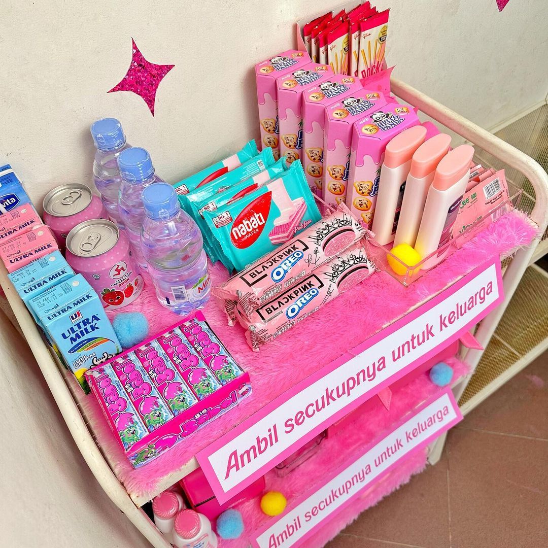 Aulion ikut tren Barbie dengan bagikan jajanan serba pink untuk kurir