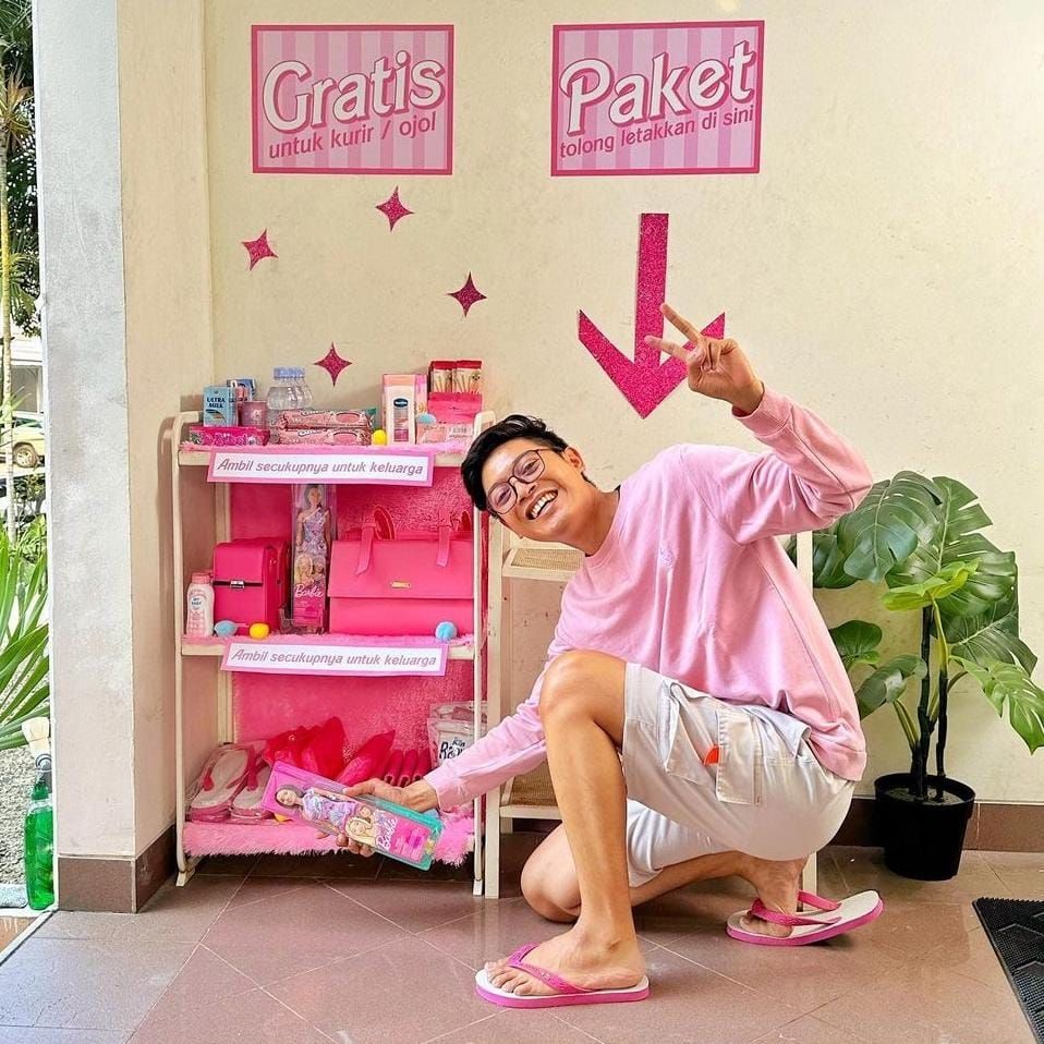 Aulion ikut tren Barbie dengan bagikan jajanan serba pink untuk kurir