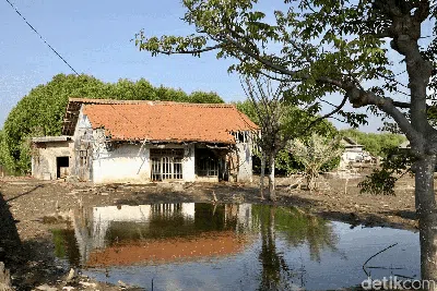 Potret Desa Pantai Bahagia yang Tak Seindah Namanya