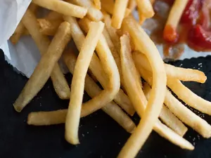 Duh! Pegawai Resto Dipenjara karena Sajikan Kentang Goreng dari Tong Sampah