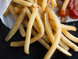 Duh! Pegawai Resto Dipenjara karena Sajikan Kentang Goreng dari Tong Sampah