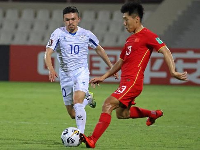 Chinas Jin Jingdao (R) and Philipines Oliver Bias (L) fight for the ball during the Qatar 2022 FIFA World Cup qualification football match between between China and Philippines at the Sharjah Football Stadium in the Sharjah in the UAE on June 7, 2021. (Photo by Karim SAHIB / AFP)