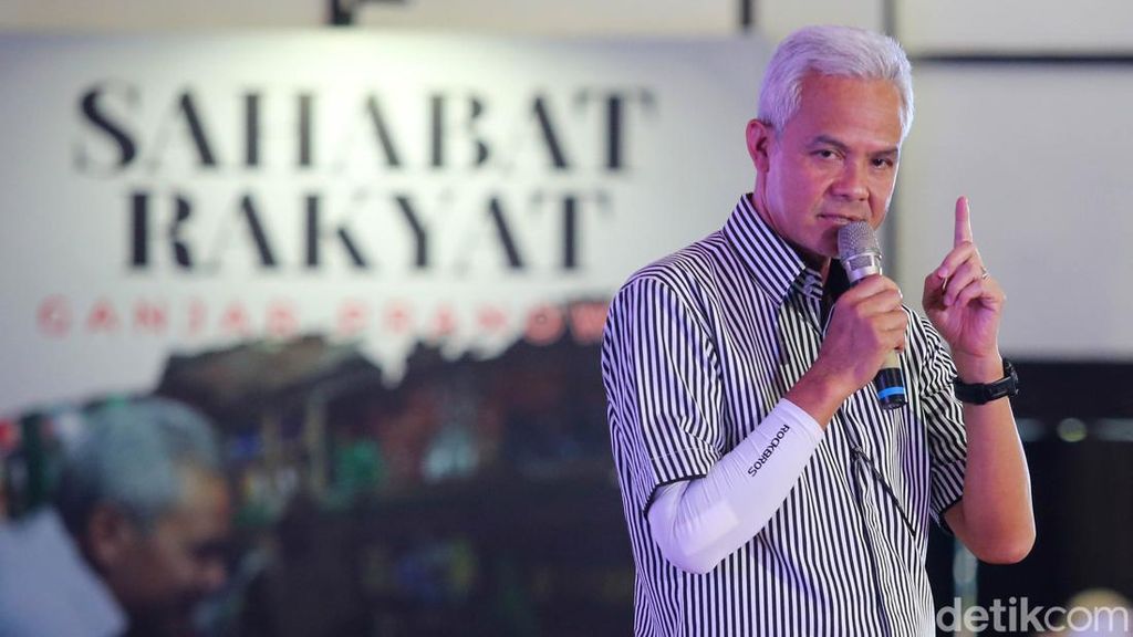 Ganjar Bakar Semangat Para Relawan di Senayan Ganjar Bakar Semangat Para Relawan di Senayan