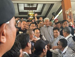 Pengamat Nilai Kemeja Hitam-Putih Jadi Simbol Ganjar Tak Hanya Milik PDIP