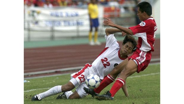 Gendut Doni Vietnamese soccer player Tran Quan Huy (R) battles for the ball with Indonesia soccer player Gendut Christiawan (L) during Tiger Cup 2000 match in Bangkok on 16 November 2000. Vietnam draw with Indonesia 1-1 in half time. AFP PHOTO/Pornchai KITTIWONGSAKUL (Photo by PORNCHAI KITTIWONGSAKUL / AFP)