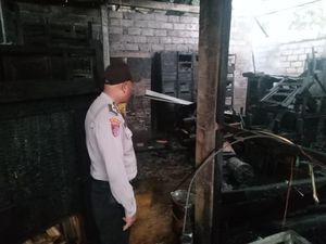 Gudang Mebel di Abiansemal Hangus Terbakar, Kerugian Rp 100 Juta Gudang Mebel di Abiansemal Hangus Terbakar, Kerugian Rp 100 Juta