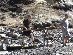 Kala Wisatawan Asing Harus Lewati Jembatan Darurat Penghubung Lumajang-Malang