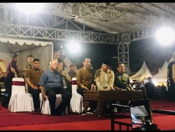 Tiba di Bengkulu, Jokowi Saksikan Pentas Seni hingga Sapa Warga