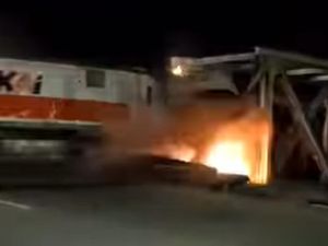 Masinis Syok Akibat Kecelakaan KA Brantas Vs Truk di Semarang Masinis Syok Akibat Kecelakaan KA Brantas Vs Truk di Semarang
