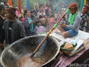 Kirab Tebokan Jenang Kaliputu Kudus, di Baliknya Konon Ada Sabda Mbah Saridin