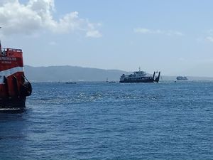 Tali Penarik Putus, Kapal Kandas di Selat Bali Tak Kunjung Bisa Dievakuasi