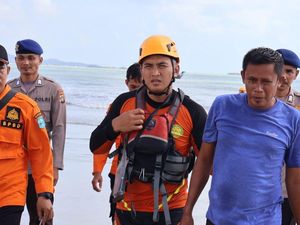 8 Jam Terombang-ambing di Laut, ABK di Bangka Akhirnya Dievakuasi 8 Jam Terombang-ambing di Laut, ABK di Bangka Akhirnya Dievakuasi