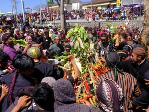 Melihat Tradisi Grebeg Satu Suro di Lereng Gunung Sindoro