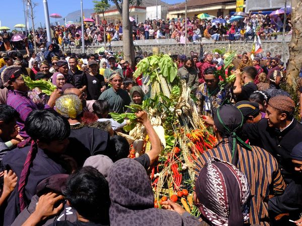 Melihat Tradisi Grebeg Satu Suro di Lereng Gunung Sindoro