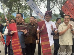 Sandiaga Uno Pakai Ulos Mangiring di Toba, Bupati Singgung Punya Jabatan Baru