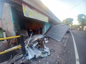Mobil Disopiri Lansia Seruduk Warung Bakso di Buleleng