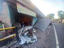 Mobil Disopiri Lansia Seruduk Warung Bakso di Buleleng