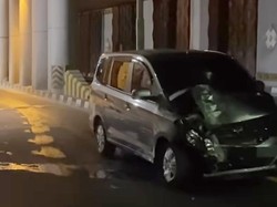 Viral Mobil Lepas Kendali lalu Tabrak PJU di Underpass Kuta