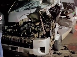 Travel Tabrak Truk Parkir di Batanghari, 1 Tewas-4 Luka-luka