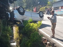 Apes! Mobil Terbalik di Tawangmangu gegara Ditabrak dari Belakang
