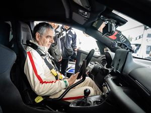Mr.Bean Dituduh Bikin Penjualan Mobil Listrik Melambat Mr.Bean Dituduh Bikin Penjualan Mobil Listrik Melambat
