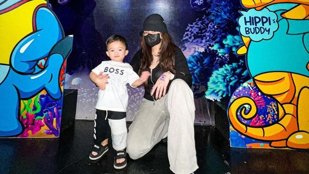 Nathalie Holscher bersama sang buah hati.