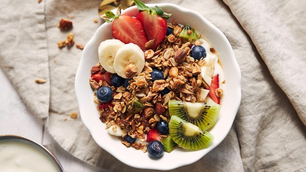 Oatmeal granola berries bisa menjadi menu diet sehat pilihan