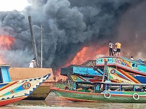 24 Rumah Warga di Pinggir Sungai Musi Hangus Dilahap Sijago Merah 24 Rumah Warga di Pinggir Sungai Musi Hangus Dilahap Sijago Merah