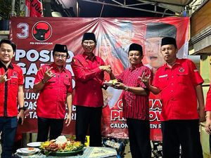 Resmikan Posko Ganjar Presiden, Kader PDIP Surabaya Dicurhati Jalan Rusak Resmikan Posko Ganjar Presiden, Kader PDIP Surabaya Dicurhati Jalan Rusak