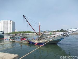 Bangkai Kapal di Sunda Kelapa Proses Dievakuasi, Pelayaran Mulai Normal Bangkai Kapal di Sunda Kelapa Proses Dievakuasi, Pelayaran Mulai Normal