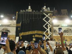 Potret Detik-detik Kiswah Kabah Diganti