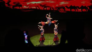 Pertunjukkan Seni Muslim Xinjiang Semarakkan Festival Hijriah di TIM