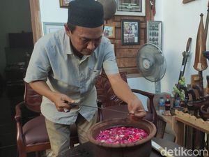 Mengintip Ritual Jamasan Pusaka Warga Sidoarjo di Momen Satu Suro Mengintip Ritual Jamasan Pusaka Warga Sidoarjo di Momen Satu Suro