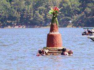 Tradisi Larungan Kambing Kendhit dan Buceng Alit di Telaga Ngebel Ponorogo