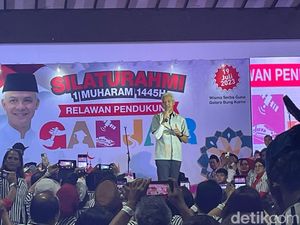 Dukung Ganjar Pranowo, Relawan Pakai Baju Garis Lurus Hitam-Putih