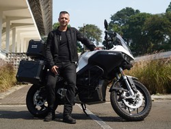 Hormat! Pria Bule Ini Touring Keliling Dunia Naik Motor Listrik Diawali dari Jakarta!