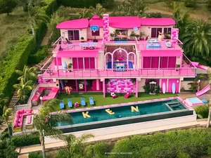 Bisa Disewa, Tinggal di Rumah Ini Bisa Bikin Kamu Berasa Jadi Barbie Bisa Disewa, Tinggal di Rumah Ini Bisa Bikin Kamu Berasa Jadi Barbie