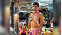 8 Foto Pelayan Ganteng Viral Pakai Rok Ini Ternyata Fighter dan Bos Resto