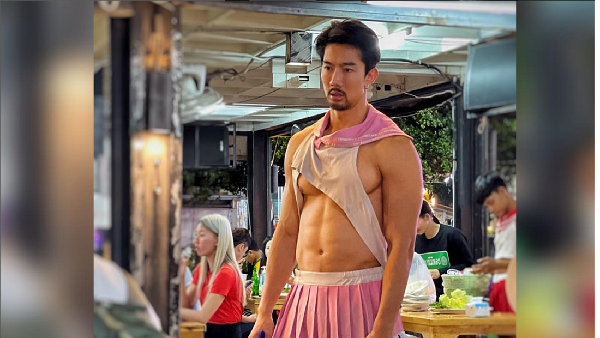 8 Foto Pelayan Ganteng Viral Pakai Rok Ini Ternyata Fighter dan Bos Resto