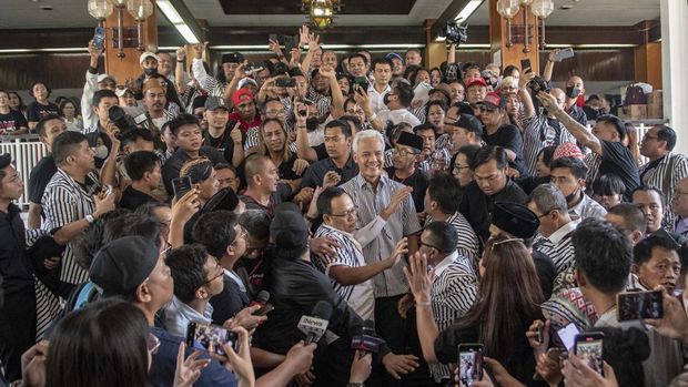 Bakal calon presiden dari PDI Perjuangan Ganjar Pranowo menyampikan pidato politiknya pada Silaturahmi 1 Muharam 1445 H Relawan Pendukung Ganjar Pranowo di Jakarta, Rabu (19/7/2023). Ganjar menyampaikan agar relawan siap memenangkan dan dikomandoi Ganjar pada Pilpres 2024 supaya dapat melanjutkan program Presiden Joko Widodo. ANTARA FOTO/Muhammad Adimaja/tom.