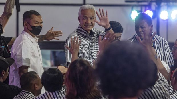 Bakal calon presiden dari PDI Perjuangan Ganjar Pranowo menyampikan pidato politiknya pada Silaturahmi 1 Muharam 1445 H Relawan Pendukung Ganjar Pranowo di Jakarta, Rabu (19/7/2023). Ganjar menyampaikan agar relawan siap memenangkan dan dikomandoi Ganjar pada Pilpres 2024 supaya dapat melanjutkan program Presiden Joko Widodo. ANTARA FOTO/Muhammad Adimaja/tom.