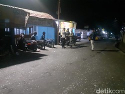 Polisi Lepas Tembakan Saat Bubarkan Perang Petasan di Sukabumi