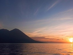 Menikmati Sunrise dan Sunset Terbaik di Pantai Sangiang Bima