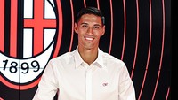 Tijjani Reijnders dikontrak AC Milan selama lima tahun. Dia adalah pesepakbola asal Belanda yang punya darah Indonesia dari sang ibu asal Maluku. (Foto: Twitter @acmilan)